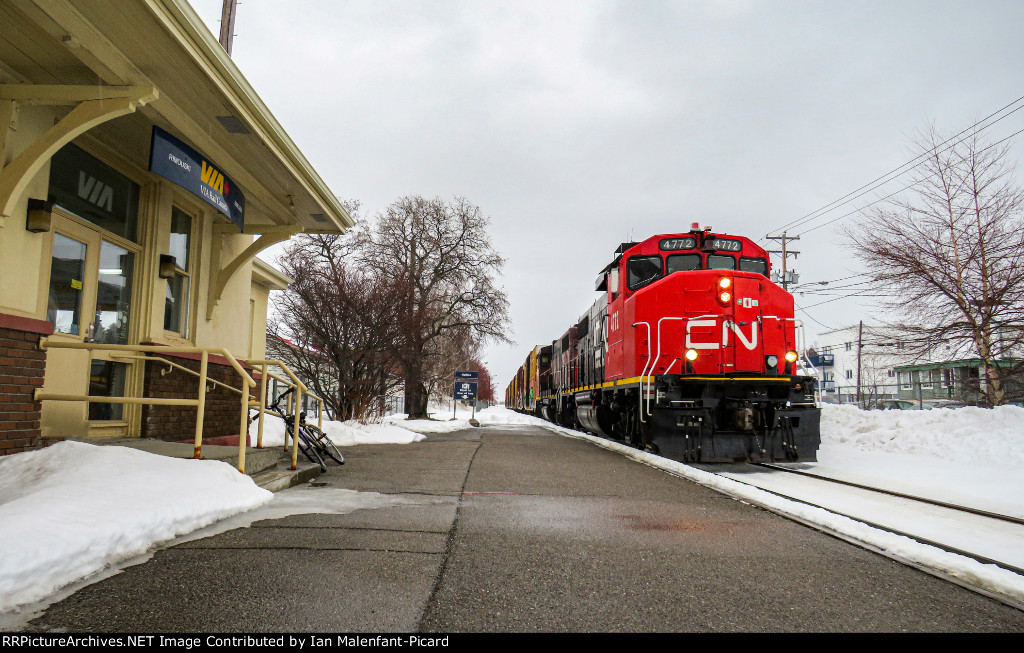 CN 4772 leads 559 at Rimouski Station
